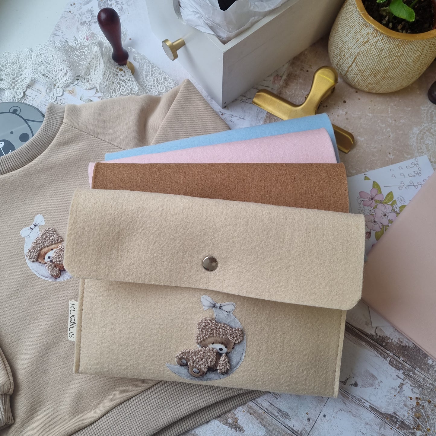 Rankų darbo dėklas "Kudlius"